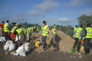 Youth-busy-preparing-ahead-of-Do-Nou-road-construction-in-Masalani---Garissa-County--